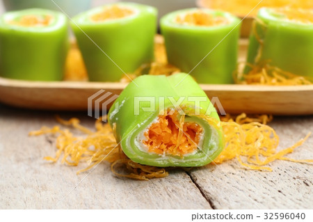 roll crepe with thai dessert 32596040