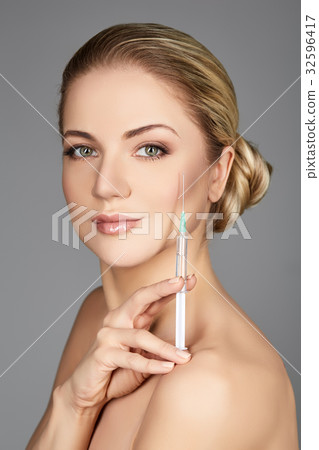 beautiful girl holding syringe 32596417