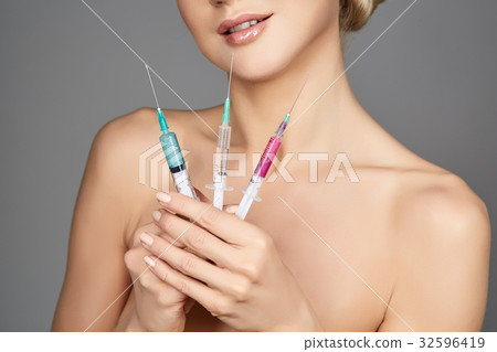 beautiful girl holding syringes beautiful girl holding syringes 32596419