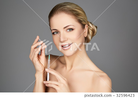 beautiful girl holding syringe 32596423