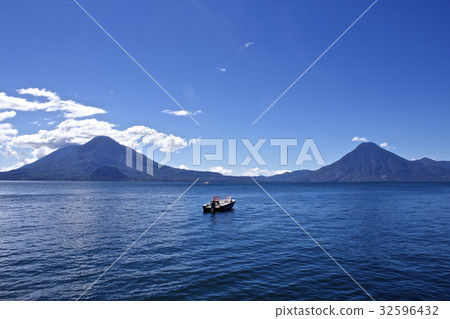 [Guatemala] Scenery of Lake Atitlan 32596432