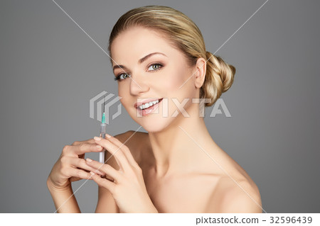 beautiful girl holding syringe beautiful girl holding syringe 32596439