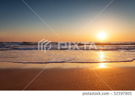 Beautiful sunrise over the sea Beautiful sunrise over the sea 32597805