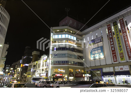 在Honhachihan車站前的夜晚 在Honhachihan車站前的夜晚 32598037