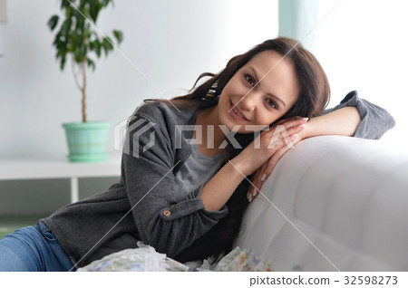 Beautiful young woman  32598273