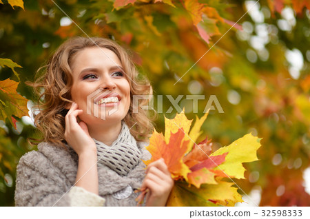 Young woman resting in park 32598333
