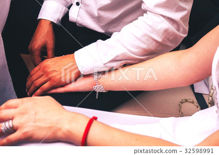 Newly wed couple's hands Newly wed couple's hands 32598991