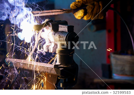 Welding process for metal close up Welding process for metal close up 32599583