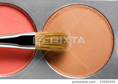 Palette of brown and terracotta eye shadow and 32600450