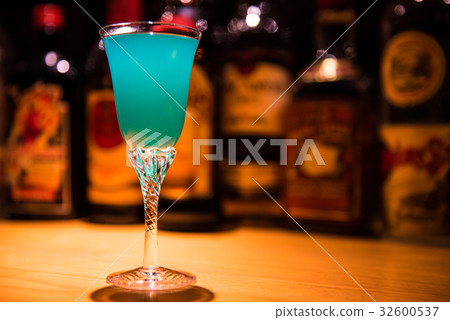 Beautiful blue cocktail at the bar 32600537
