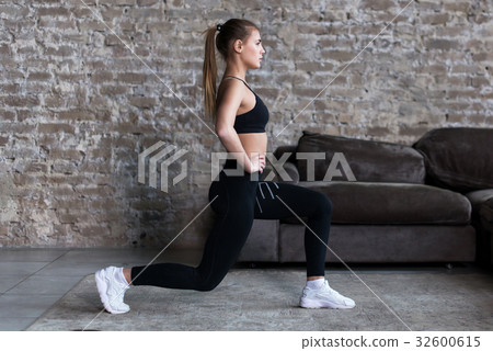 Profile view of sporty girl doing lunges working 32600615