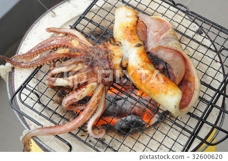 Bake squid's dried fish in a shrimp 32600620