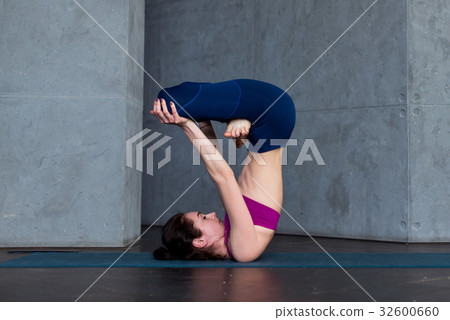 Advanced young yogini practicing Hatha yoga 32600660