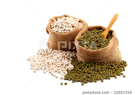 Green and white beans 32601359