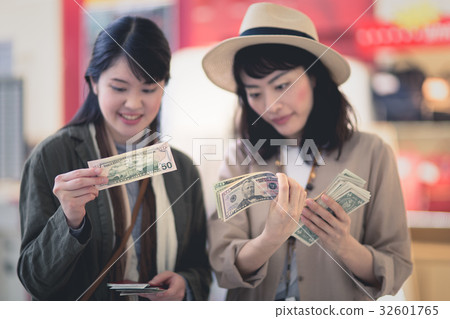 在女孩旅行機場兌換 32601765