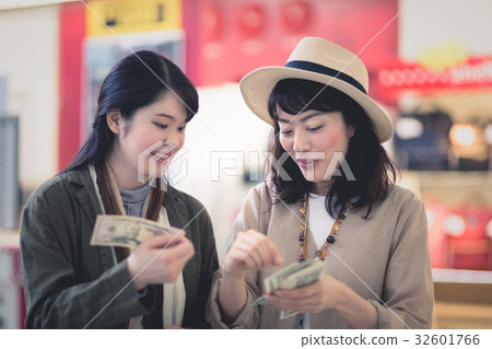 在女孩旅行機場兌換 32601766