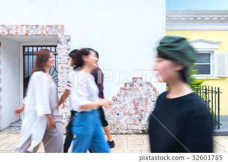 Pedestrian street 32601785