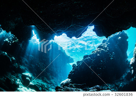 Laser-like light that plugs into an underwater cave 32601836