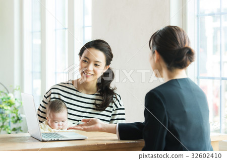 Consultation window for financial insurance 32602410