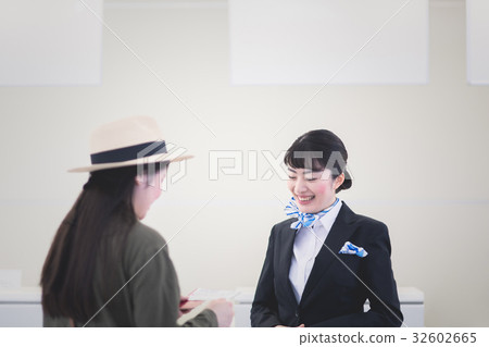 Airport staff 32602665