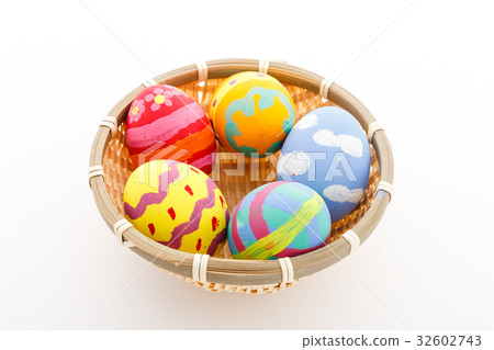 Handmade easter eggs in a basket Handmade easter eggs in a basket 32602743