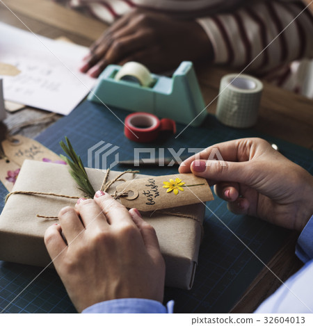 Craft design simplify wrapping gift on wooden table 32604013