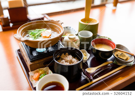 Japanese tofu cuisine 32604152