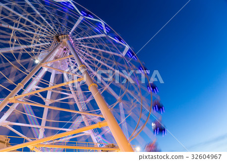 Ferris wheel at night 32604967