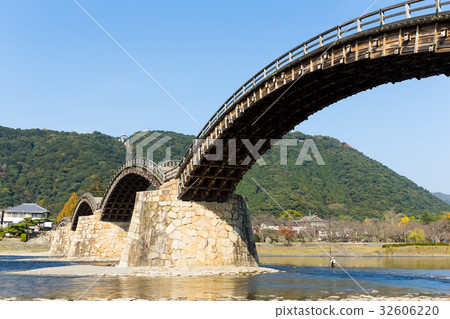 Arched pedestrian Kintai Bridge 32606220