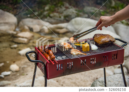 水邊燒烤木炭烤肉燒烤 水邊燒烤木炭烤肉燒烤 32609238