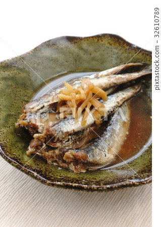 Soft boiled salmon of sardines 32610789
