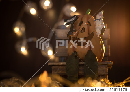 Beginning of HalloweenNight 32611176