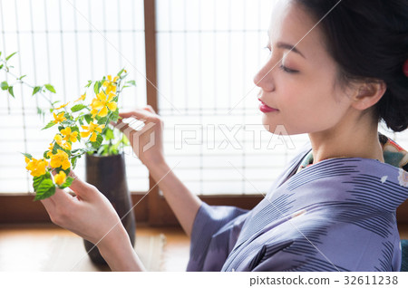 Kimono women Kimono women 32611238