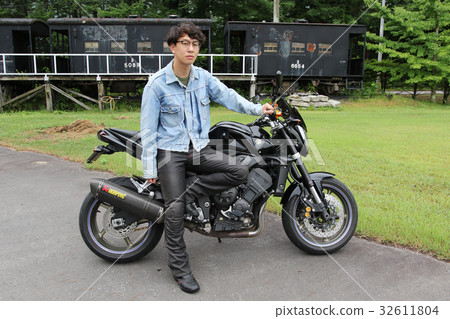 Male motorcycle 32611804