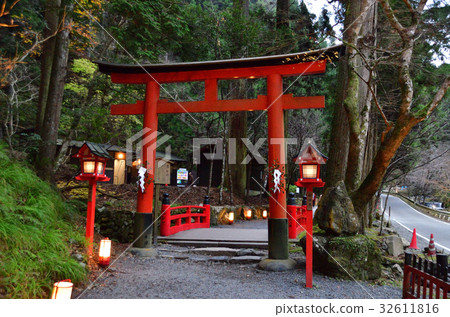 黃昏的Kifune Shrine Okumiya Torii 黃昏的Kifune Shrine Okumiya Torii 32611816