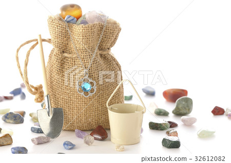 Rough stone and necklace Rough stone and necklace 32612082