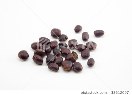 Roast Tamarind seeds on white background. 32612097