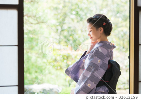 Kimono woman sitting on the edge Kimono woman sitting on the edge 32612159