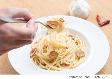 用叉子舉起意大利面 用叉子舉起意大利面 32612250