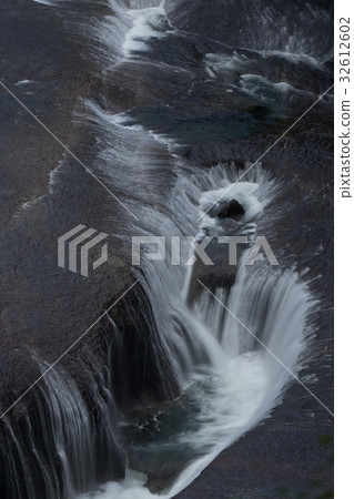 Fubuzuki waterfall 32612602
