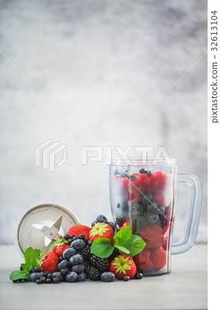 REcipe and ingredients for perfect berry smoothie 32613104