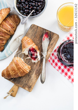 Fresh croissant with blueberry marmelade 32613142