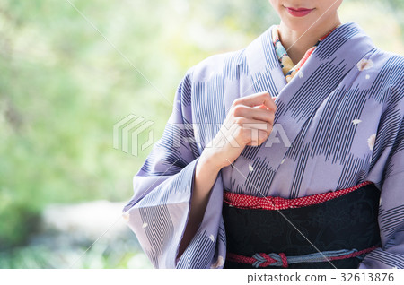 和服女人坐在邊緣上 32613876