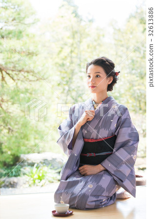 和服女人坐在邊緣上 32613886