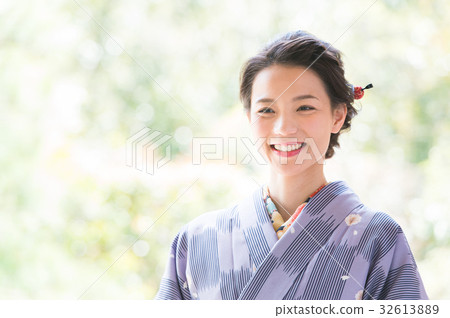 和服女人坐在邊緣上 32613889