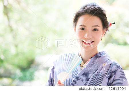 Kimono woman sitting on the edge Kimono woman sitting on the edge 32613904