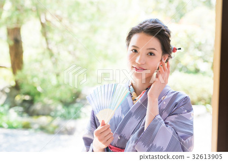 Kimono woman sitting on the edge Kimono woman sitting on the edge 32613905