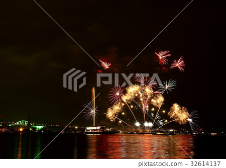 ① fireworks ① fireworks 32614137