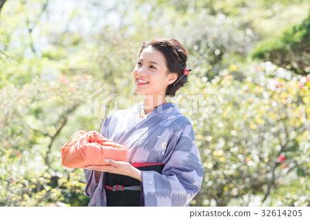 Kimono women with gifts 32614205