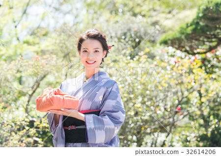Kimono women with gifts 32614206
